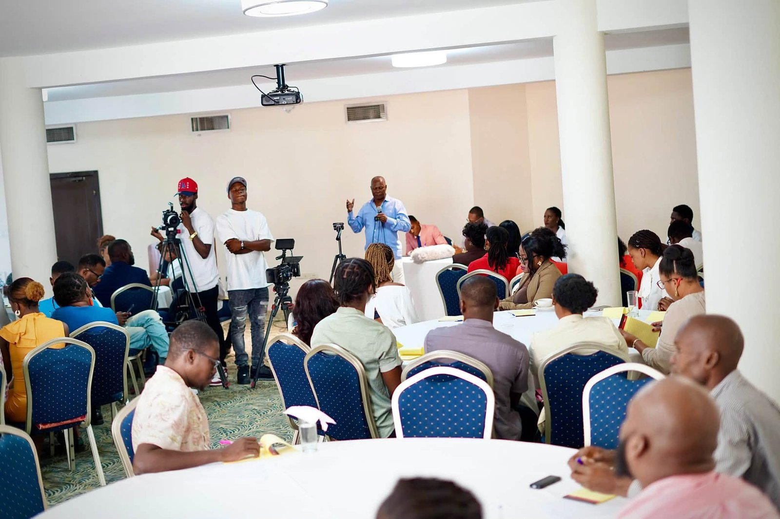 Jocelerme Privert échange avec des jeunes sur leur rôle dans l’avenir d’Haïti